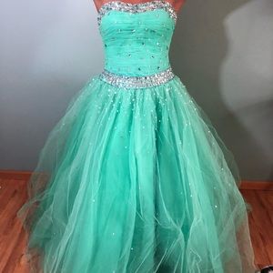 Mori Lee Size 9/10 Mint Green